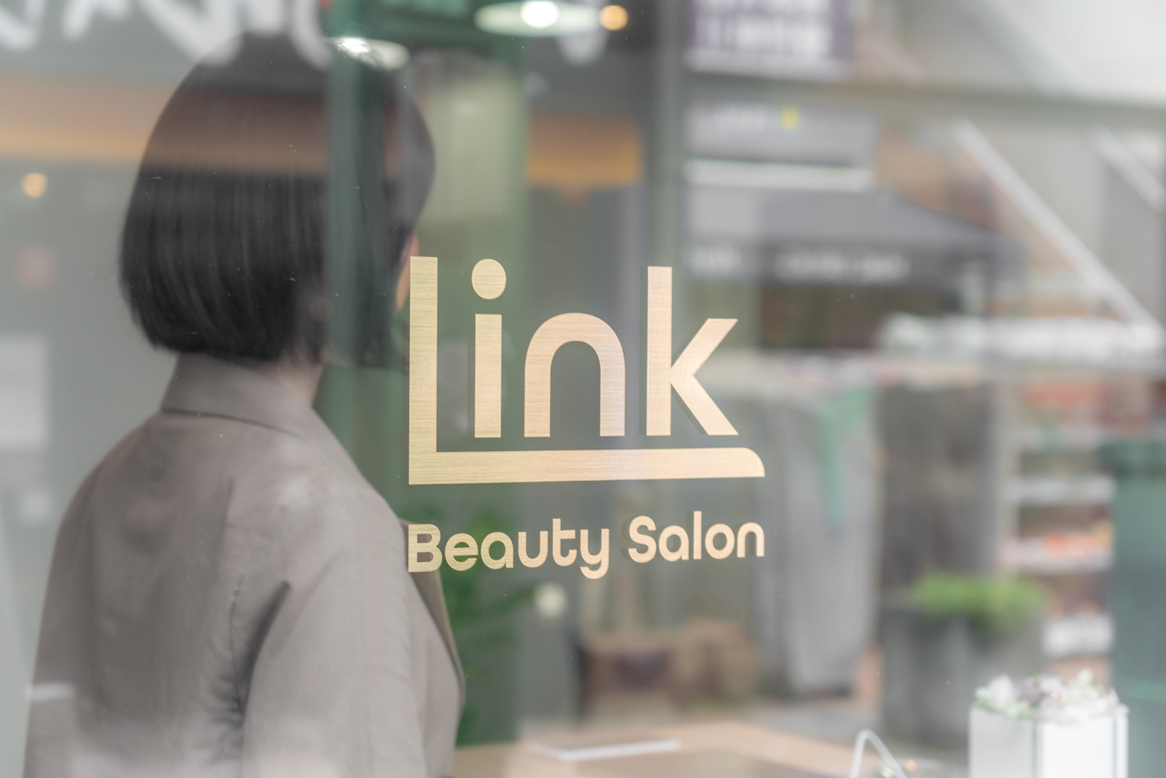 綱島の店舗入口、ガラスに描かれたBeauty Salon Linkのロゴ